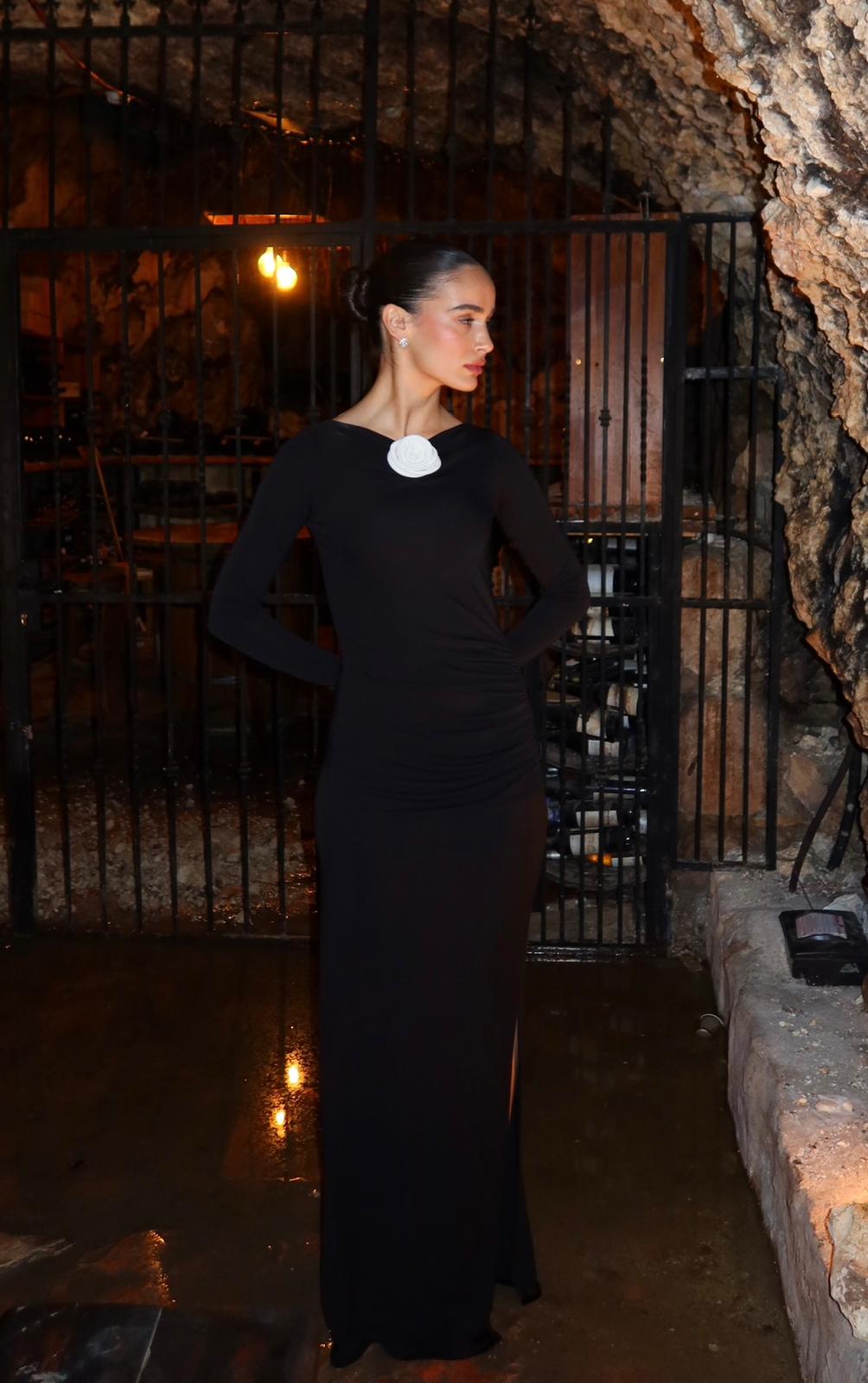 שמלת סאן – שחור פרח לבן